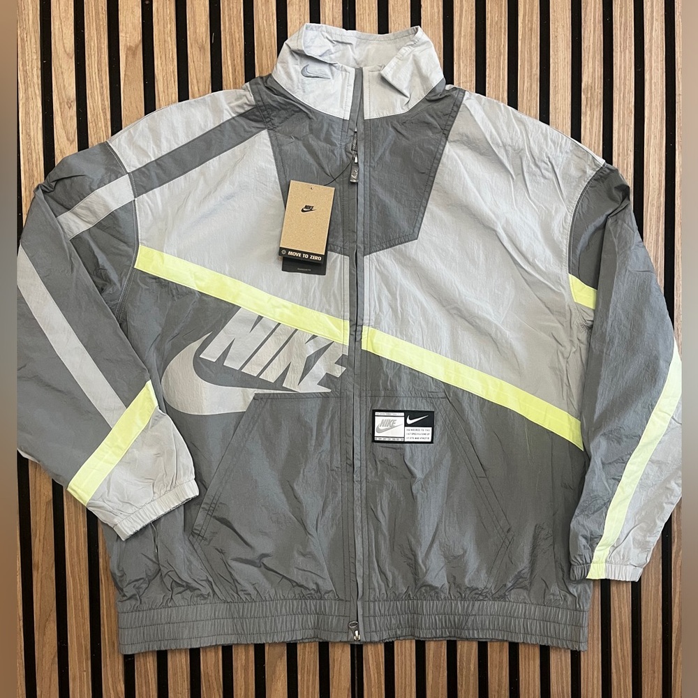 Nike Sportswear Women's Oversized Woven Jacket Gray Size M  HJ0176-084 $130 NWT